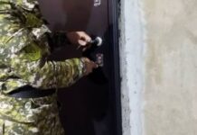 В Бишкеке мужчина после ссоры с женой закрылся с ребенком в доме. На место вызвали МЧС и милицию