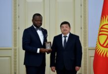 Садыр Жапаров Озонниа Ожиелону «Даңк» медалы менен сыйлады