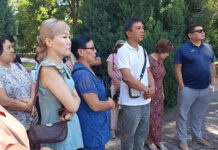 Мукаш Абдраев атындагы музыкалык окуу жайдын мугалимдери Маданият министрлигинин алдында митингге чыгышты