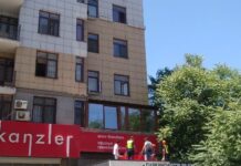 В Бишкеке спасли двух маленьких девочек, которые играли на подоконнике на 5 этаже