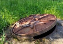 В Бишкеке трехлетний ребенок упал в открытый люк