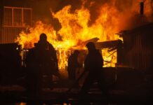 Мечиттин имамына таандык эки кабаттуу үй өрттөнүп, унаасы күйүп кетти