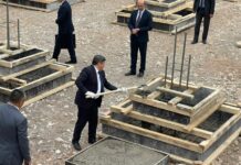 Акылбек Жапаров заложил капсулу на месте строительства детского центра, где раньше был дом Бакиева