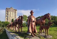 В центре Оша установили инсталляцию «Караван Великого Шелкового пути»