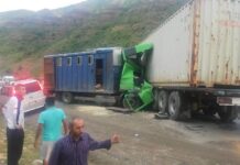 На трассе Бишкек – Ош лоб в лоб столкнулись два грузовика, есть погибший