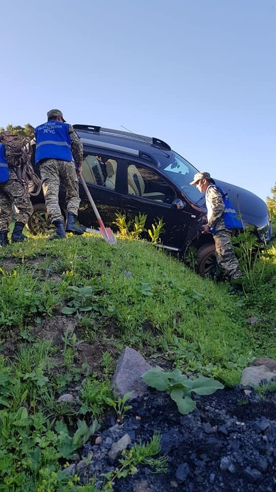 whatsapp image 2022 06 27 at 12 03 00 На Иссык-Куле спасатели помогли паре из Испании, попавшей в аварию. ФОТО