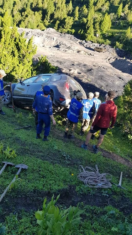 whatsapp image 2022 06 27 at 12 03 00 2 На Иссык-Куле спасатели помогли паре из Испании, попавшей в аварию. ФОТО
