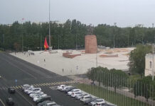 Из-за сильного ветра на площади Ала-Тоо порвался трос от флага