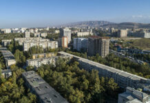 Бишкекте 14 жаштагы кыз 12-кабаттан кулап кетти