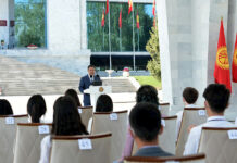 Садыр Жапаров эң жогорку упай алган бүтүрүүчүлөргө “Алтын сертификат” тапшырды