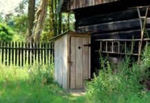 В Оше в выгребную яму туалета упал 2-летний ребенок