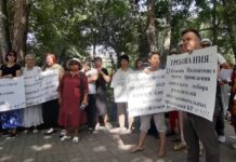 Массовое увольнение директоров школ. У здания Минобразования проходит митинг