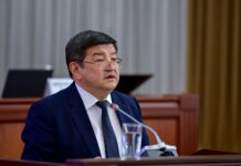 Акылбек Жапаров: Учителя получают на руки по 70 тыс. сомов. Простой народ в жизни не видел таких денег