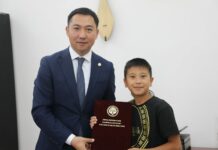 Министр Брюс Линин ыкмаларын туураган Нурмухаммед Ташмаматов менен жолукту