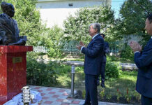 Чолпон-Атада казак жазуучусу Мухтар Ауэзовдун бюсту ачылды. Иш-чарага Токаев катышты