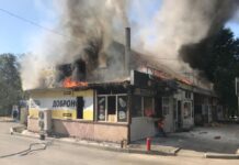 В 8-м микрорайоне Бишкека сгорела точка фастфуда