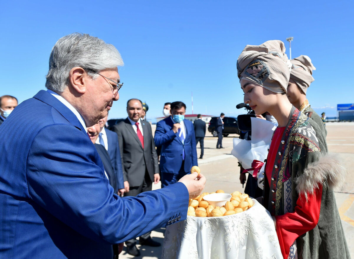 62d7da43994c7 thumb В Кыргызстан прибыл президент Казахстана Касым-Жомарт Токаев