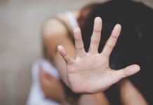 В Бишкеке мужчина изнасиловал в машине 16-летнюю девочку