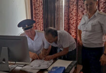 Маршрутканын эшигин ачып айдап бараткан айдоочуга 7,5 миң сом айып салынды