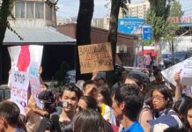 Митингующие в Бишкеке требуют отставки главы МВД