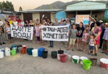 Жители Таш-Добо продолжают митинговать. У них нет воды более 10 дней