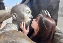 Бишкекчане требуют наказать девушку, которая осквернила памятник Героям Апрельской революции