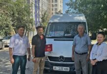 В Минтрансе наградили водителя маршрутки, который довез женщину до роддома в Бишкеке