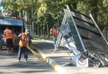 В Бишкеке водитель снес остановку. Он возместит ущерб