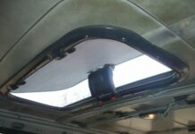 Люкту баласына жел тийип калбаш үчүн жапкан адам сурак берүүдө