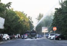 ФОТО. Водометы помогают горожанам и Бишкеку пережить жару