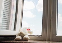 В Бишкеке 14-летняя девочка выпала из окна 13-го этажа