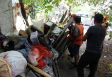 Из дома бишкекчанки вывезли 4 тонны мусора. ФОТО