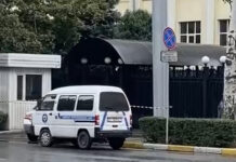 В посольстве России в Бишкеке ищут бомбу, территория оцеплена