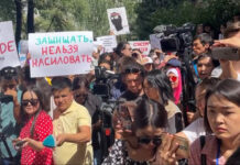 Возле Свердловского райсуда проходит митинг против насилия в отношении женщин и детей