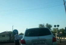 Патрульные спасли мужчину, уснувшего на ж/д путях. ВИДЕО