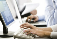 В Кыргызстане впервые директора школы выбрали при помощи компьютерного теста