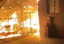 В Бишкеке ночью сгорели кафе и магазин. ВИДЕО