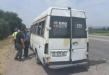 На объездной близ Бишкека опрокинулась маршрутка. Пострадали два пассажира