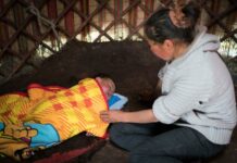 Кыргызстанда мигранттардын 5,4 миң баласы туугандык байланышы жок адамдардыкында жашайт