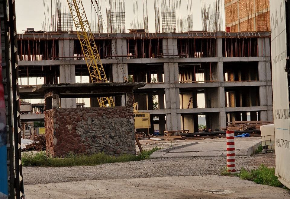 photo 5348050808798822958 y В Бишкеке выявлено очередное самовольное строительство многоэтажки