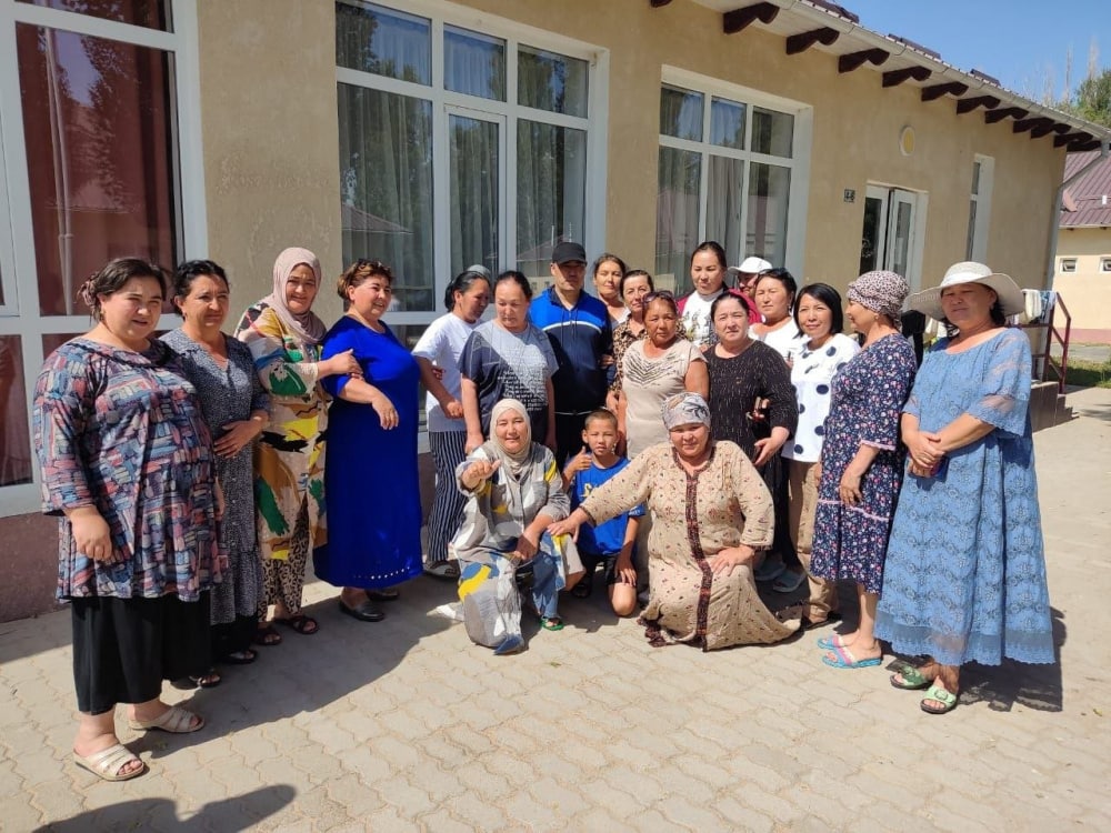 photo 5408886142918572525 y Садыр Жапаров навестил учителей, отдыхающих в пансионате на Иссык-Куле