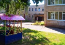 В Баткене сотрудница детсада без водительских прав за рулём наехала на шестерых детей