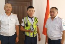 Патрульного, спасшего мужчину от смерти под поездом, наградили