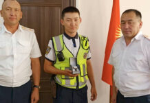 Бишкекте темир жолго уктап калган кишини куткарган инспекторлор сыйланды