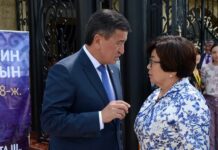 Экс-президентов Отунбаеву и Жээнбекова предлагают лишить ряда привилегий