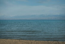 На Иссык-Куле волна накрыла плывущих спортсменов, один из них пропал