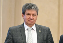 Заслуженный учитель КР, награжден медалью «Данк»: что известно о задержанном директоре школы №61