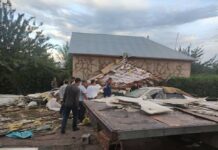 Близ Бишкека сильный ветер сорвал крыши 17 домов и обесточил село. ФОТО