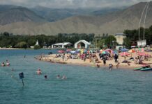 На пляжах Иссык-Куля хотят запретить кафе и магазины