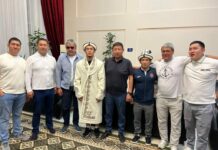 Cадыр Жапаровдун кудасы балбандарды тосуп алып, сый көрсөтүп, саат берди